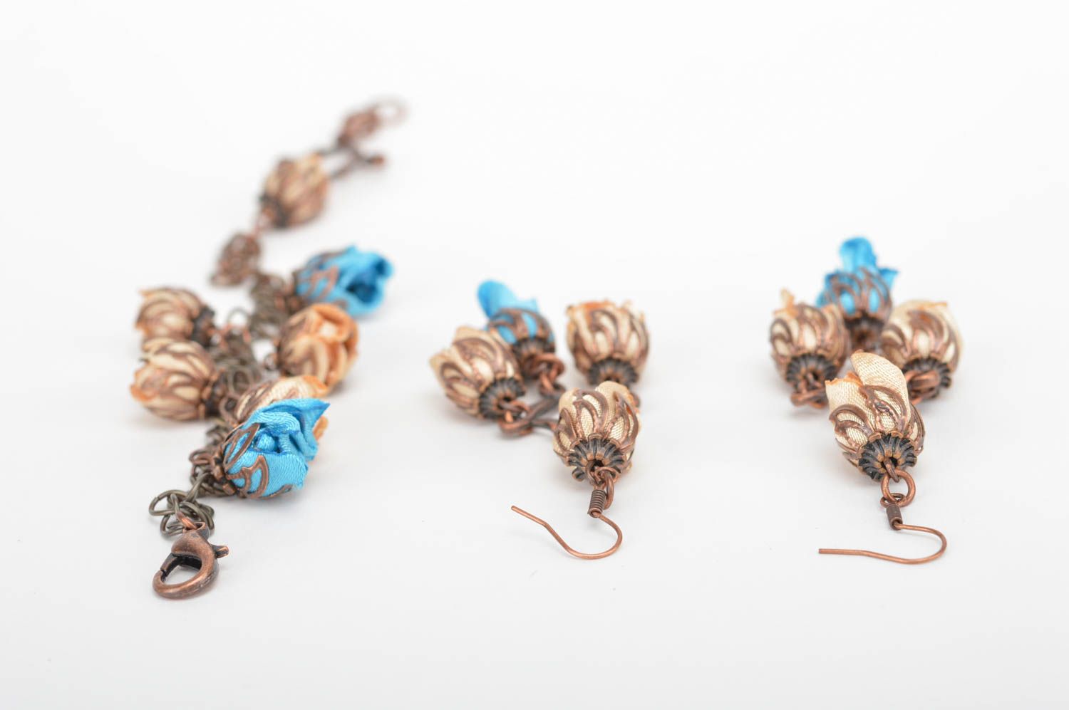 Parure bijoux Bracelet fait main Boucles d'oreilles pendantes fleurs beige bleu photo 5