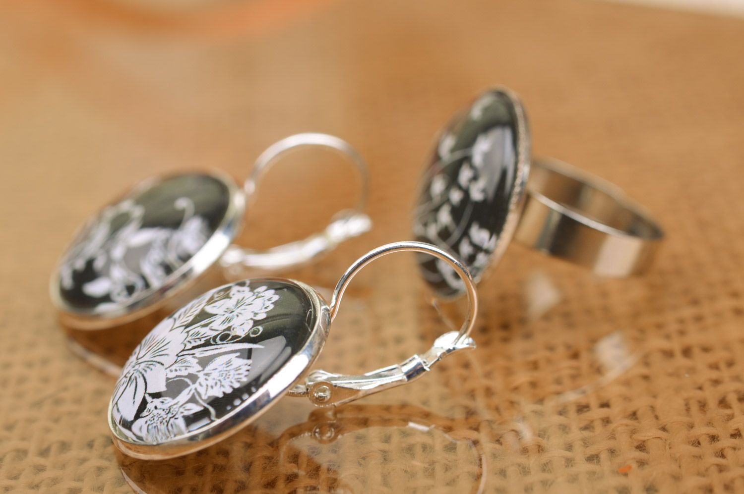 Handmade Schmuck Set aus Metall Ohrringe und Ring weiß und schwarz mit Bemalung foto 5
