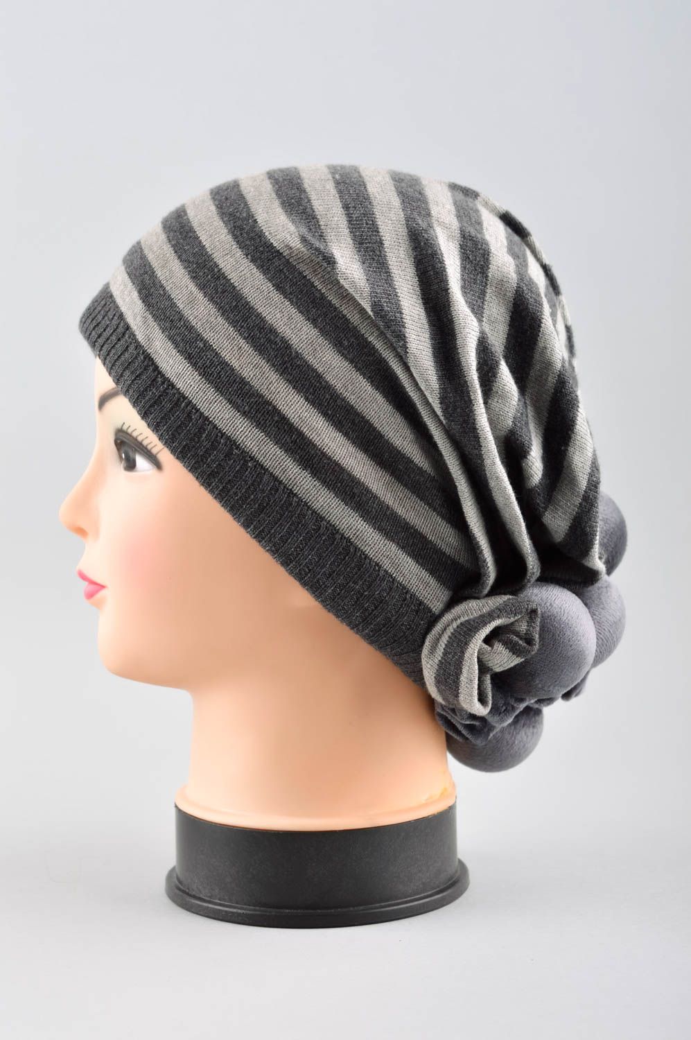 Warme Mütze für Frauen handmade modisches Accessoire Mütze aus Stoff in Grau foto 2