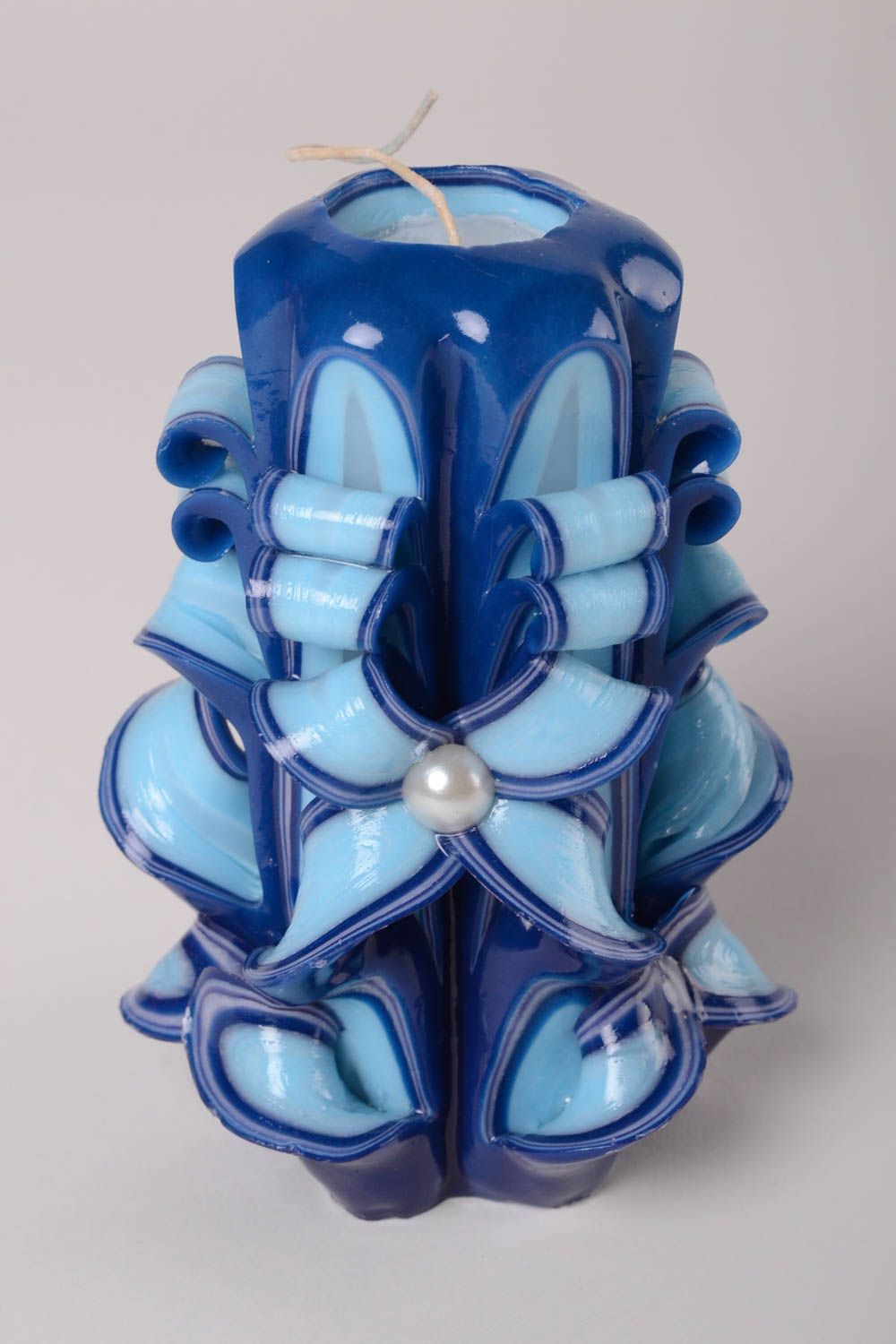 Новогодняя свеча ручной работы синяя парафиновая свеча с бусинами фото 1