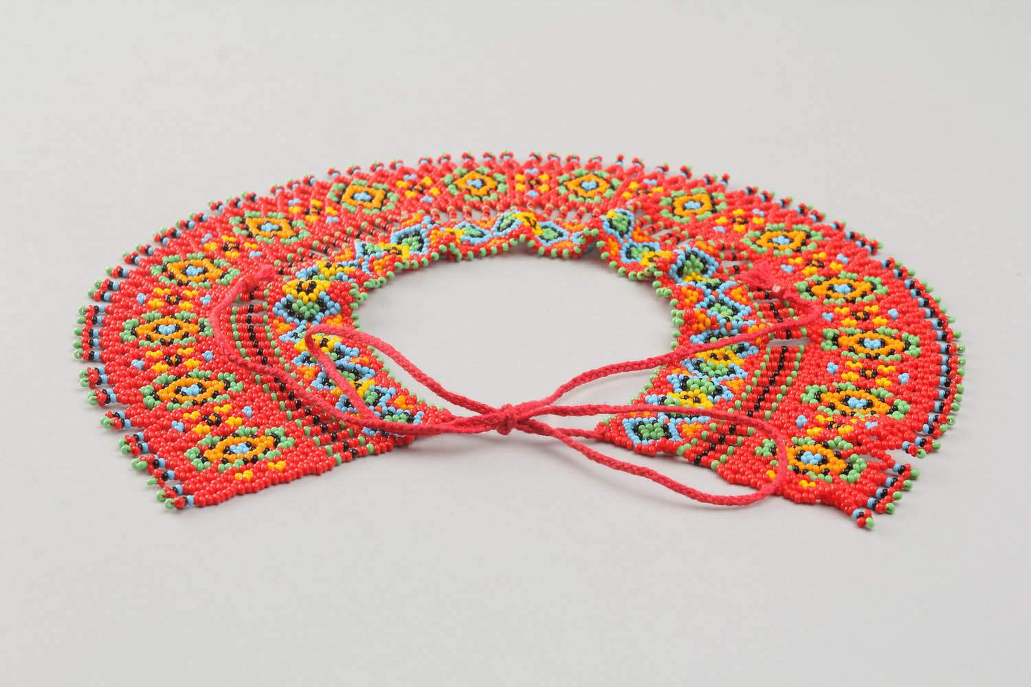 O colar amplo artesanal de miçangas Ornamento em vermelho foto 2
