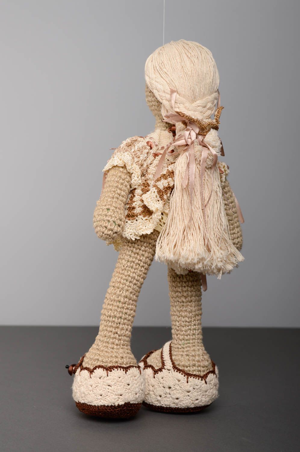 Grande poupée tricotée au crochet gris-marron  photo 5