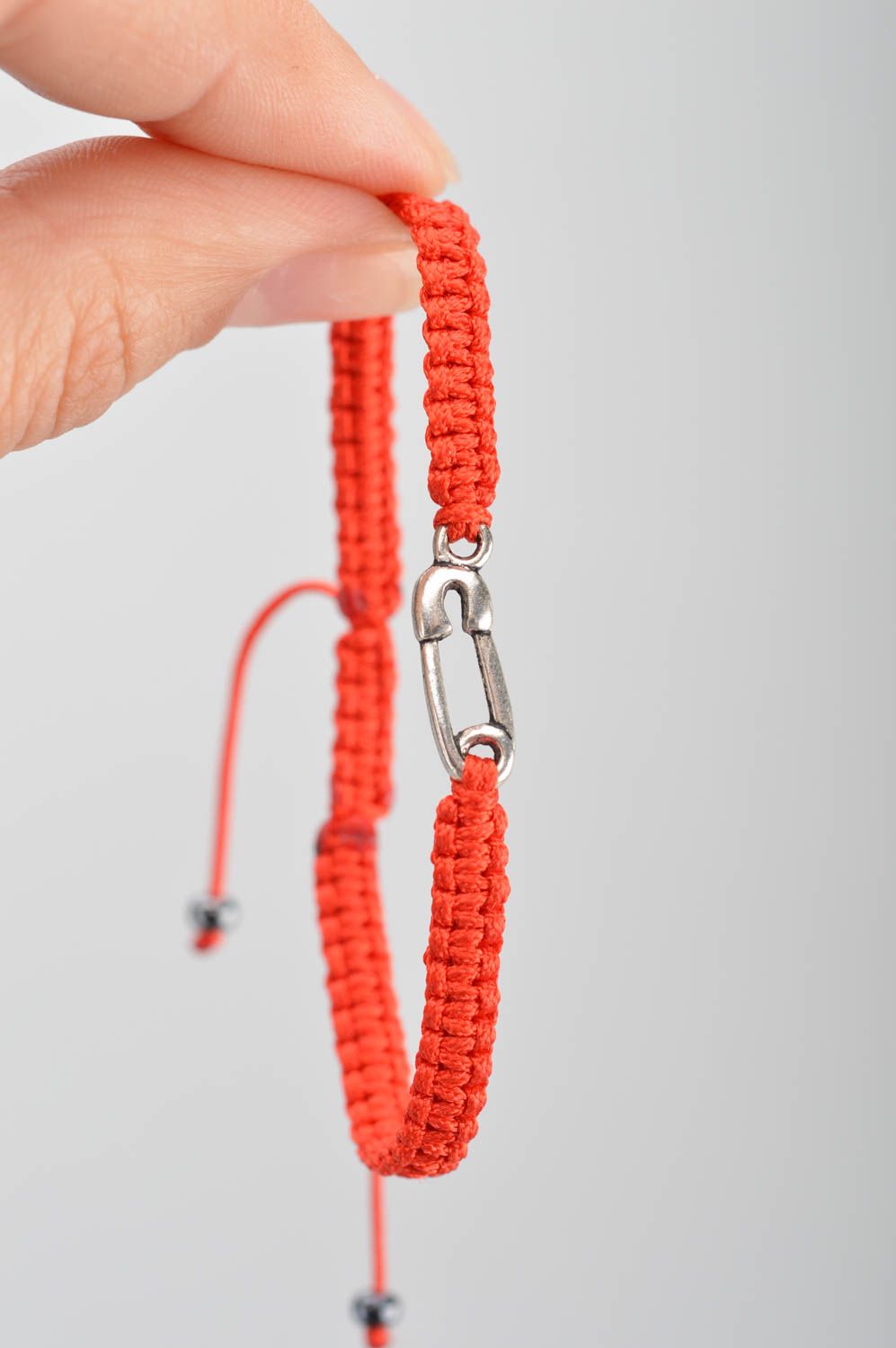 Schönes dünnes rotes Armband handmade aus Seidenfäden mit Sicherheitsnadel  foto 3