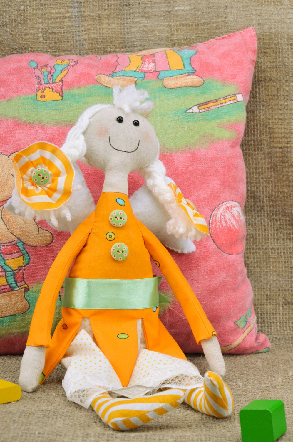 Мягкая кукла ручной работы текстильная в виде феи с косичками для детей желтая фото 1