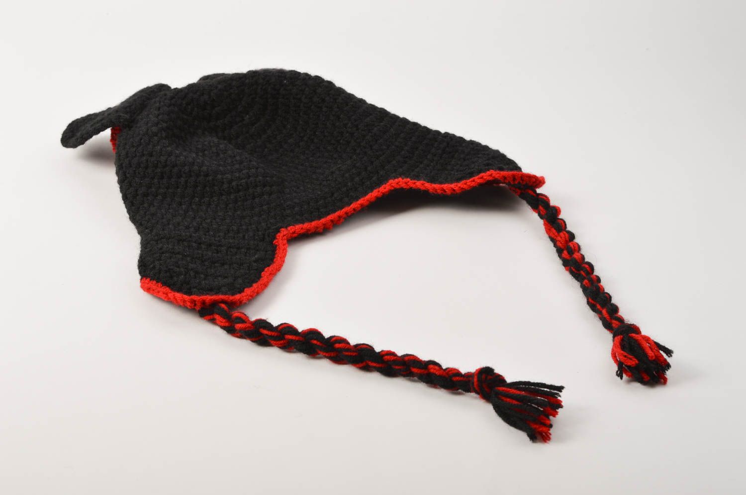 Вязаная шапка ручной работы зимняя шапка теплая шапка черная с красным бантом фото 5