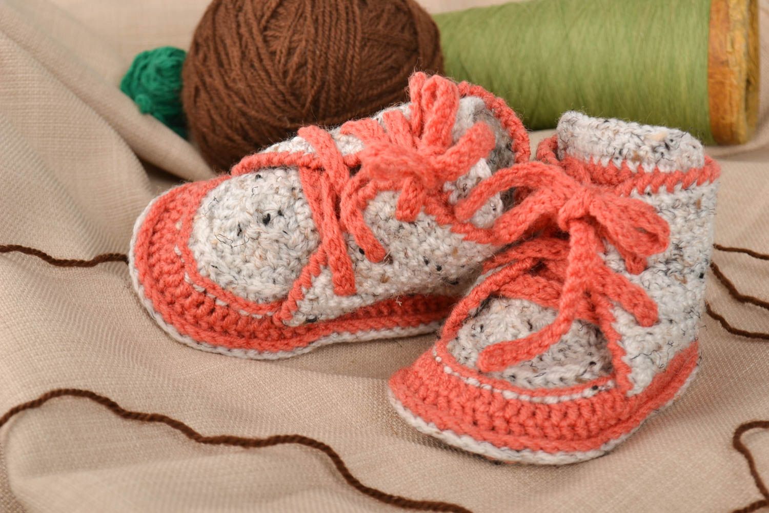 Gehäkelte Babyschuhe handgefertigte Schuhe Geschenke für Kleinkinder in Grau  foto 1