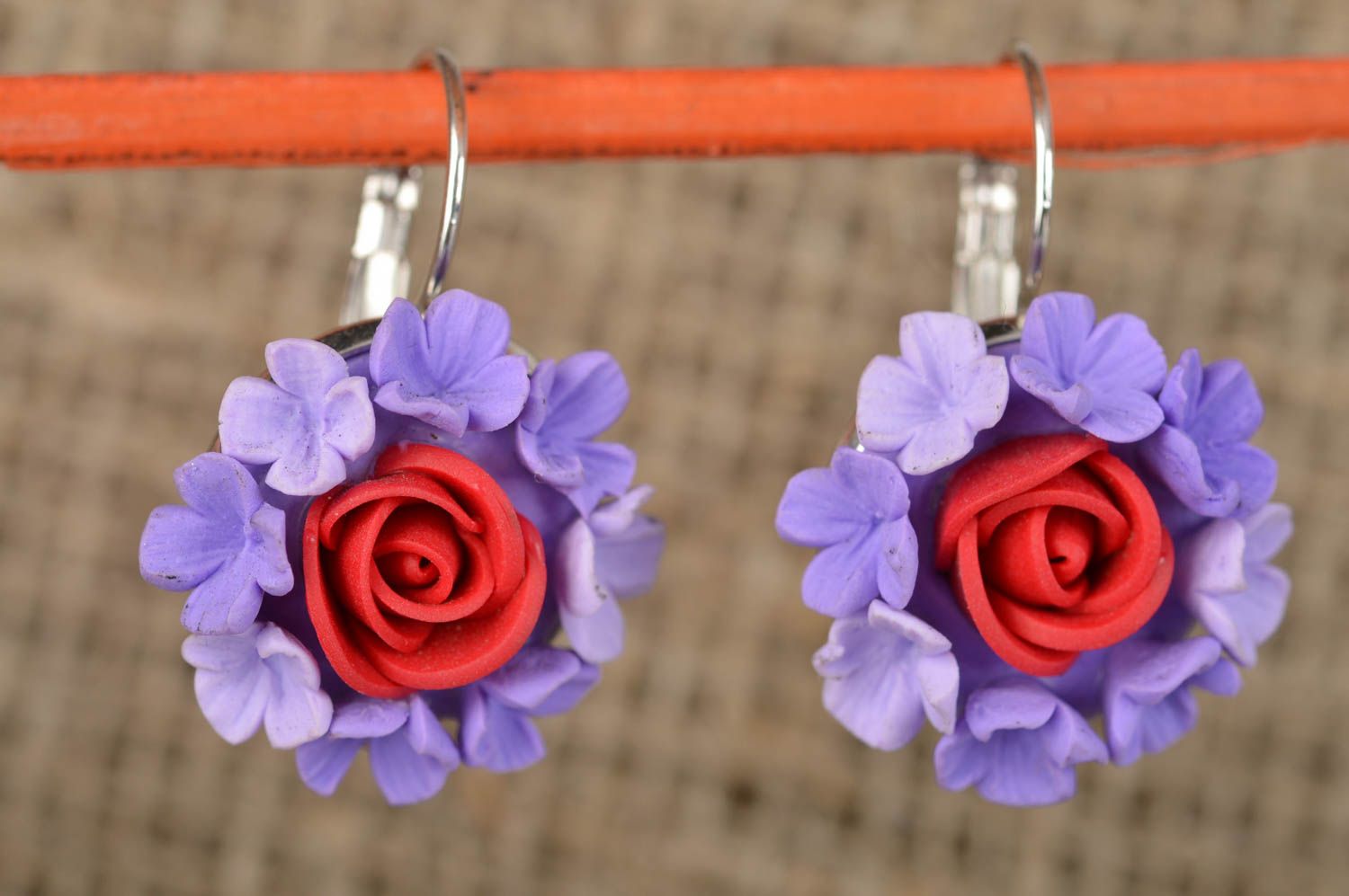 Violette feine handgemachte Ohrringe aus Polymerton mit Anhängern schöne Blumen foto 1