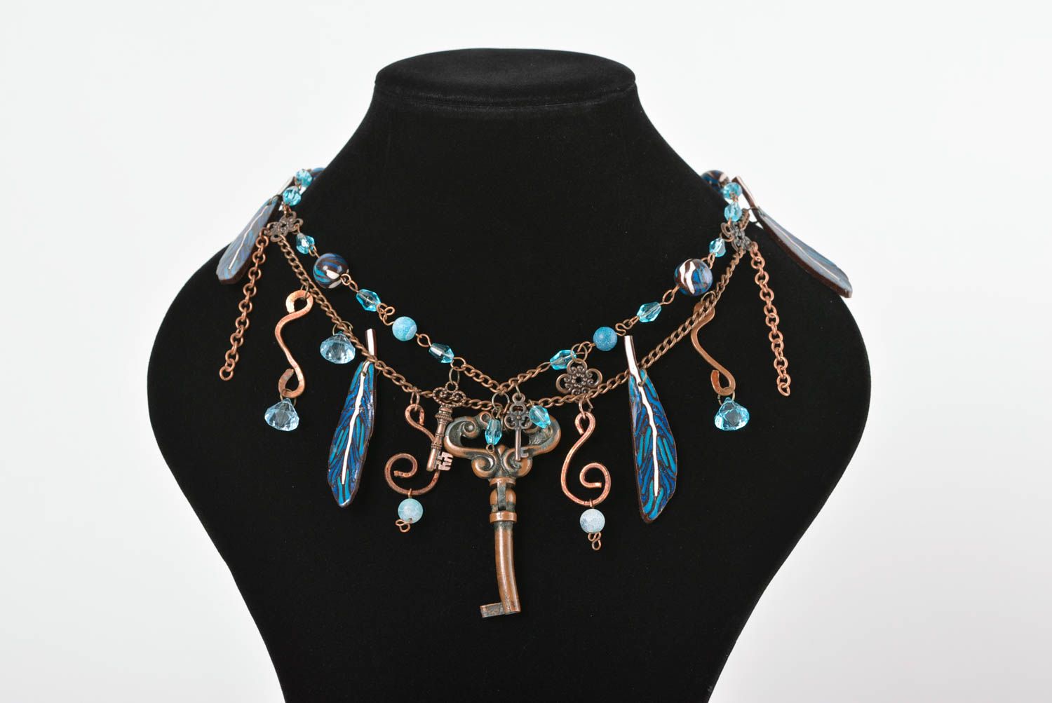 Handgemachtes Collier mit Anhänger Schlüssel und Perlen aus Naturstein Achat foto 3