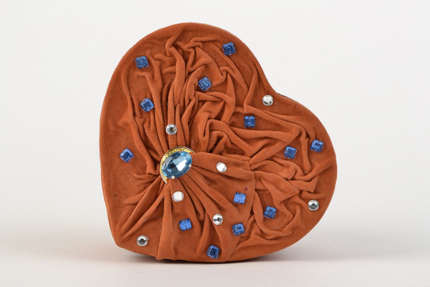 Декоративная шкатулка отделанная кожей в форме сердца для украшений  ручной работы фото 1