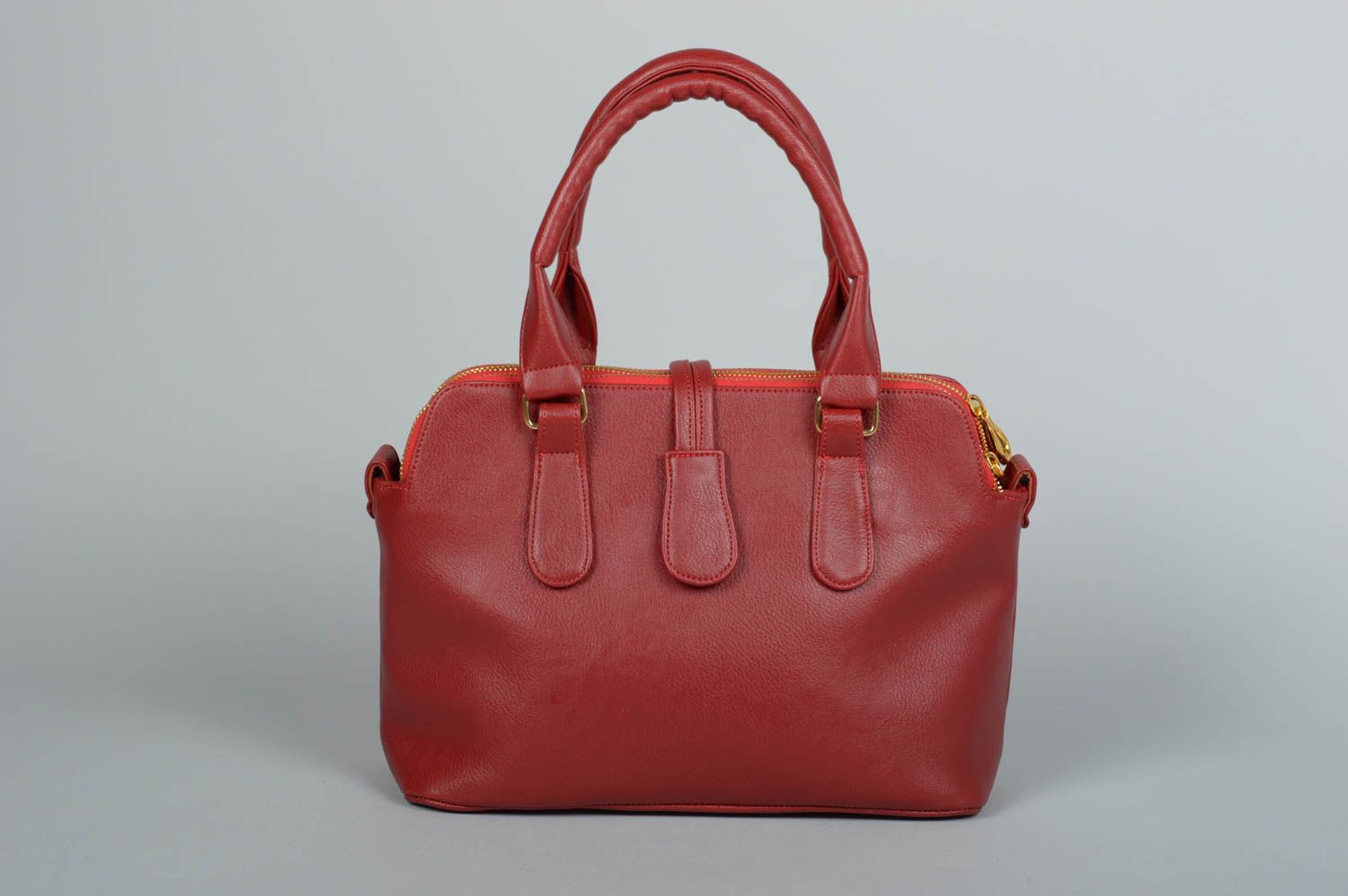 Сумка ручной работы сумка на плечо сумка из кожзама стильная бордовая красивая фото 2
