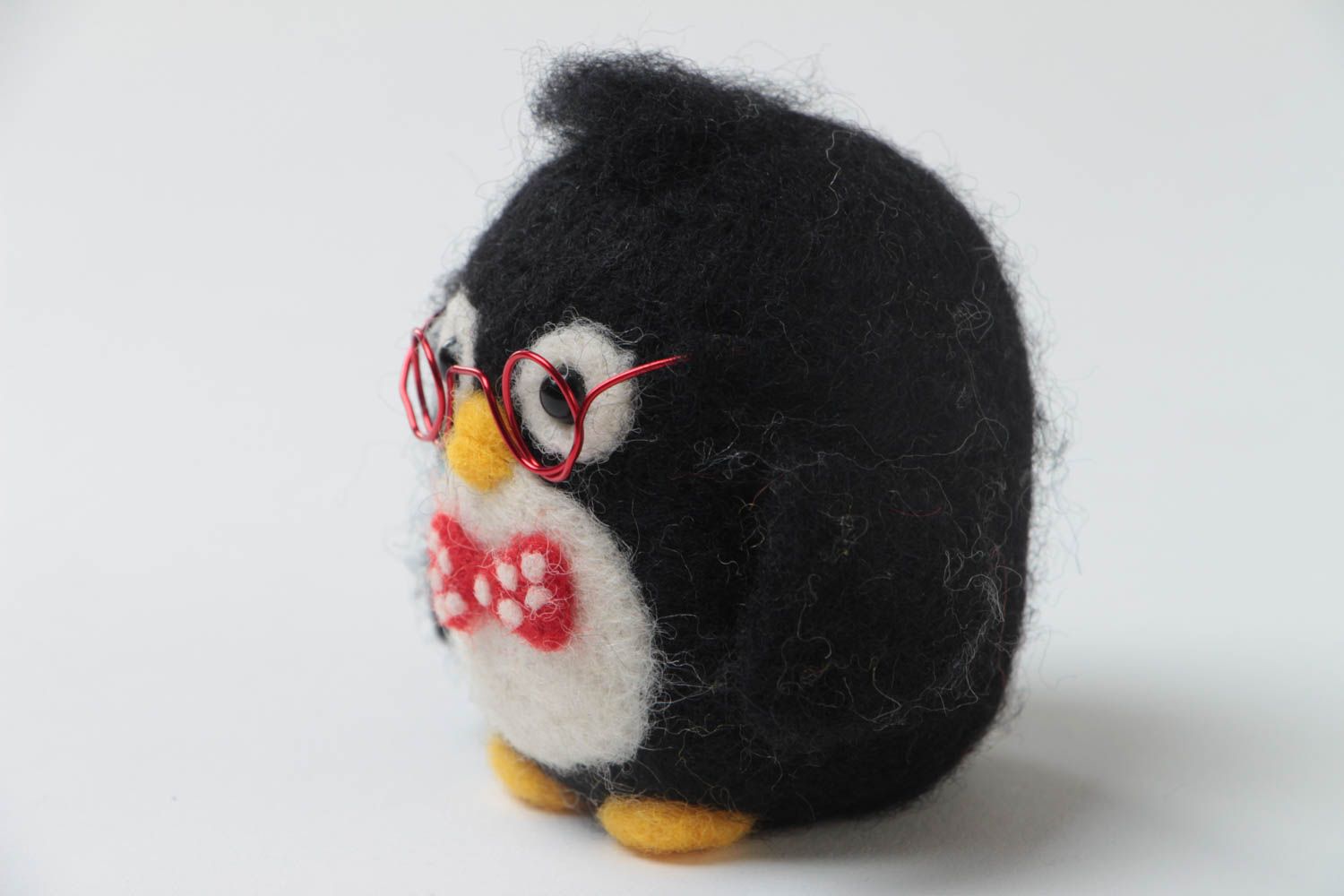 Jouet en laine feutrée fait main petit pingouin aux lunettes original déco photo 4