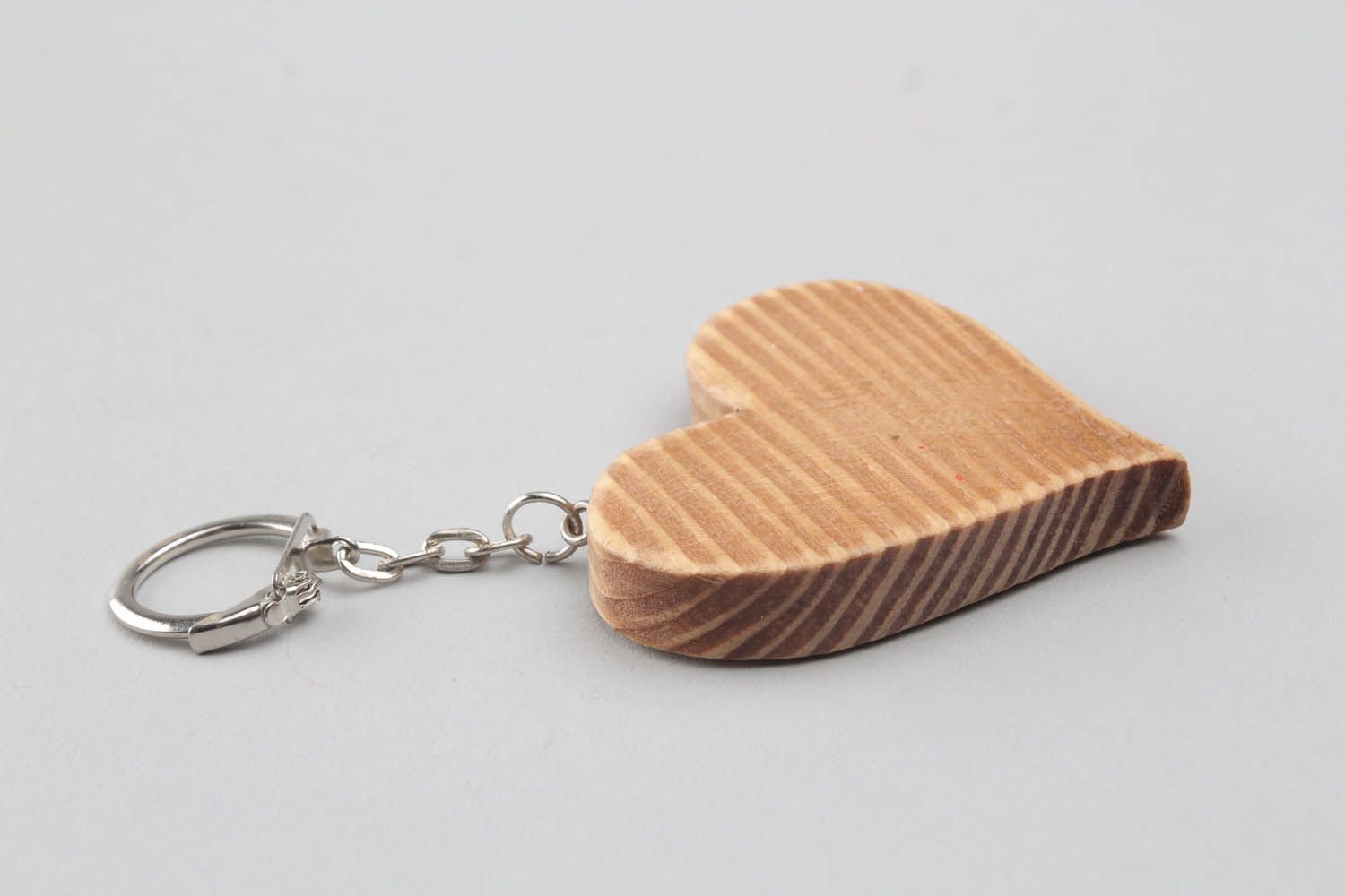 Chaveiro artesanal para chaves feito de madeira e pintado à mão na forma de coração foto 4