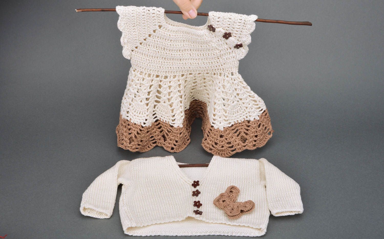 Gilet et robe pour bébé faits main tricotés blancs originaux et pratiques photo 4