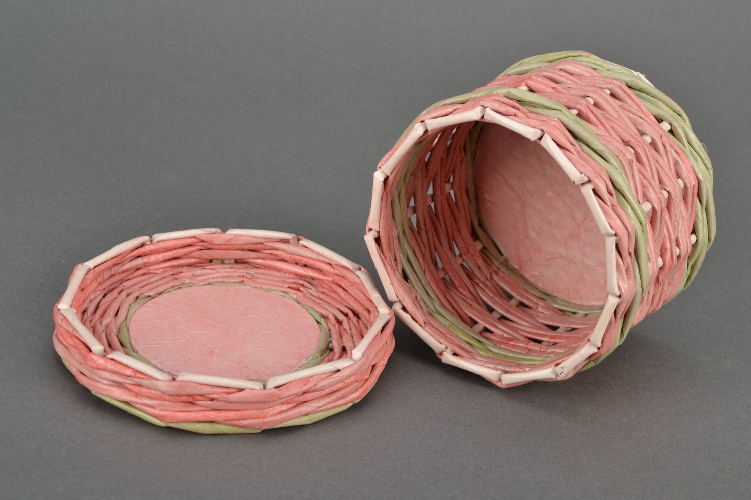 Boîte à bijoux tressée en tubes de papier rose avec coeur  photo 4