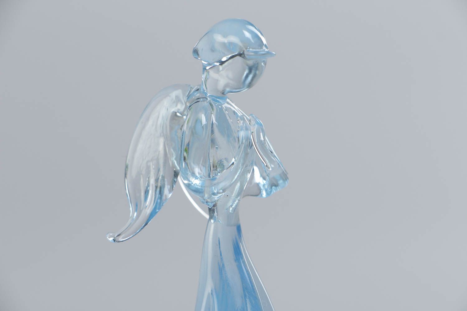 Красивая маленькая фигурка из стекла Ангел в технике лэмпворк ручной работы фото 4