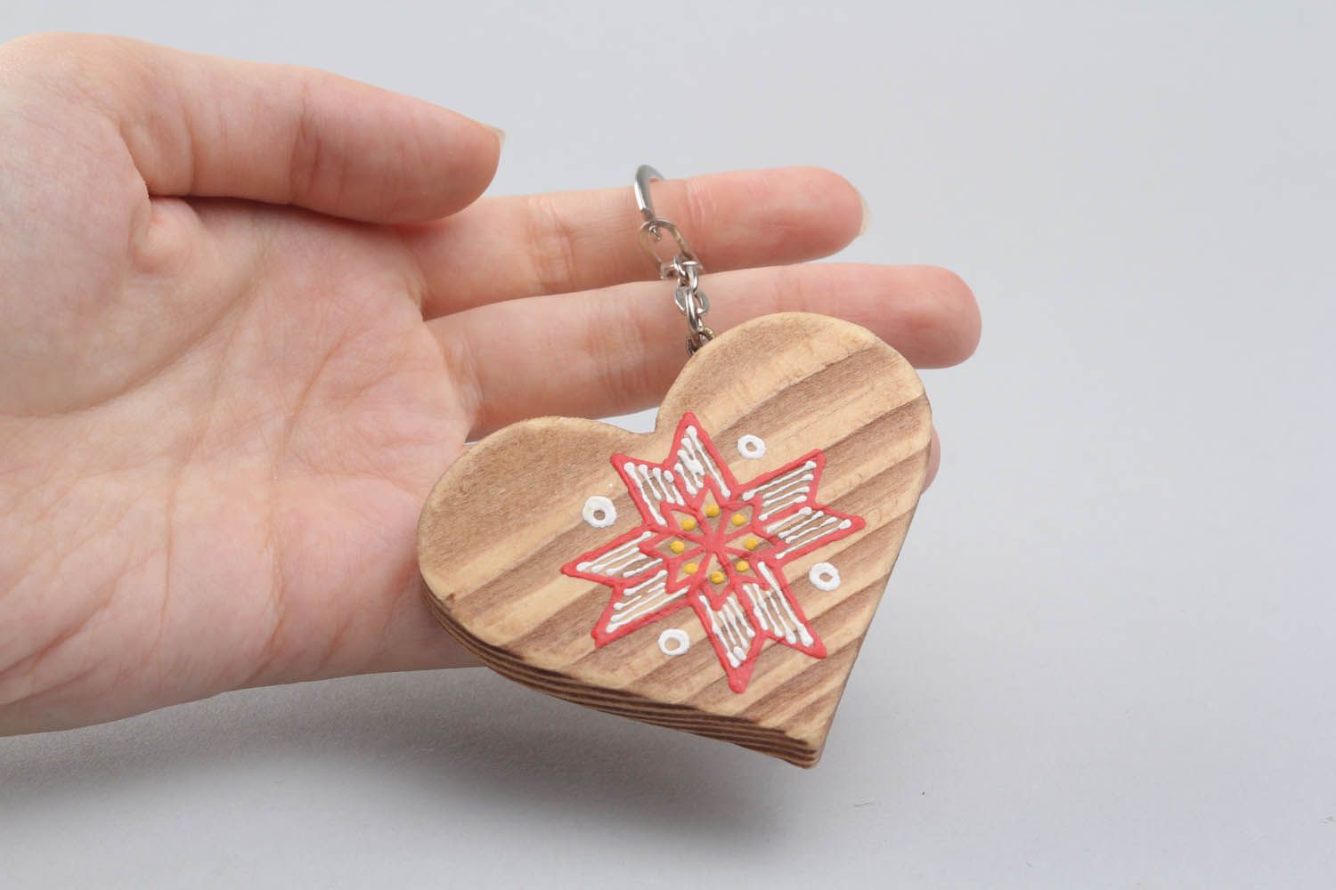 Chaveiro artesanal de madeira para chaves na forma de coração pintado com tintas a mão foto 5