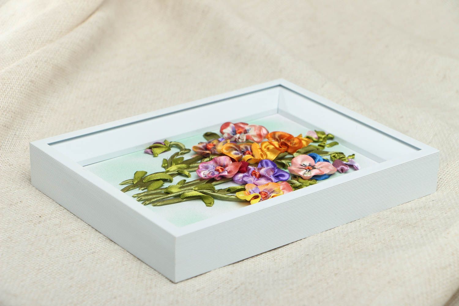 Tableau en rubans du satin avec fleurs photo 3