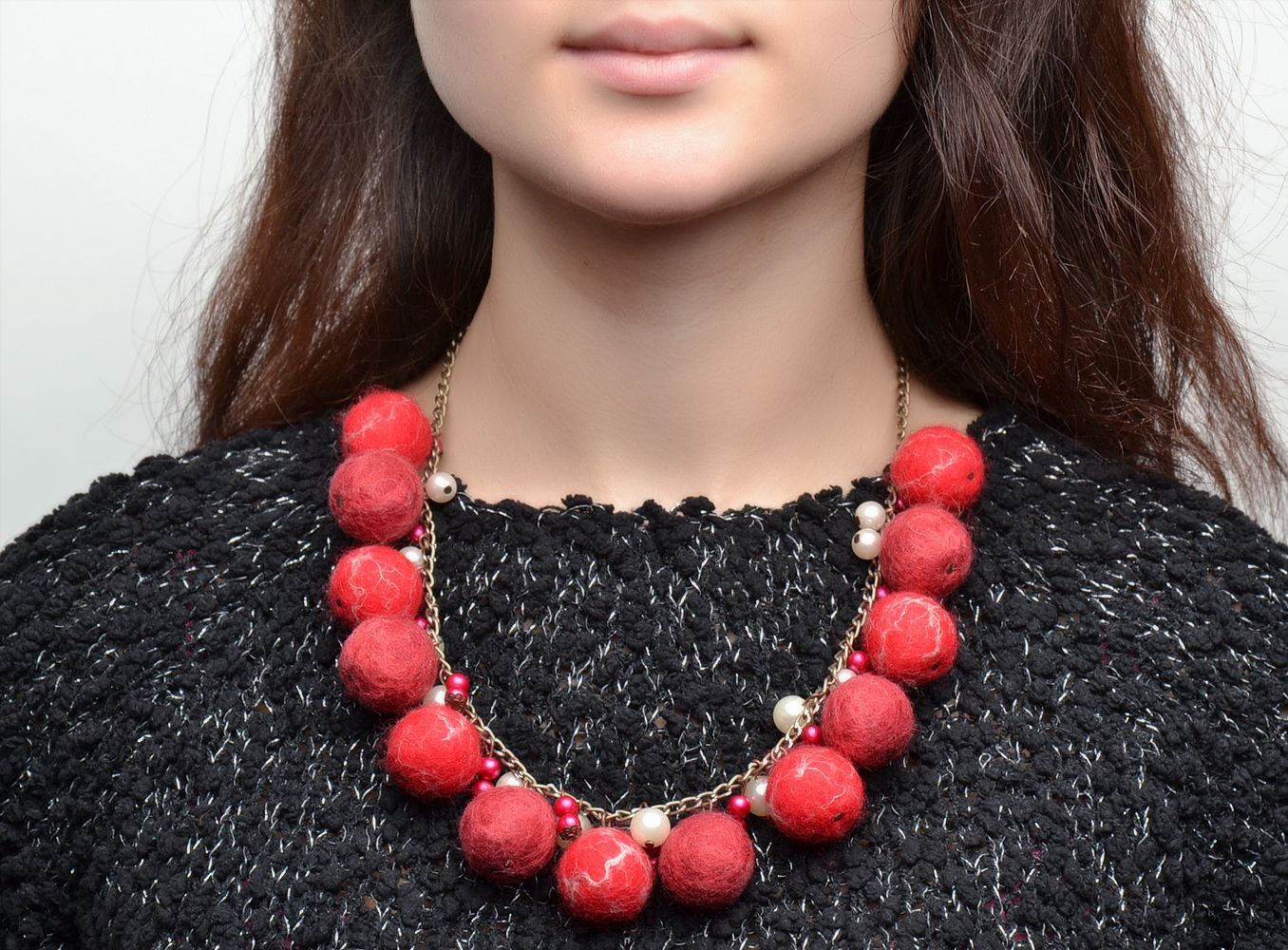 Red felted wool necklace photo 2