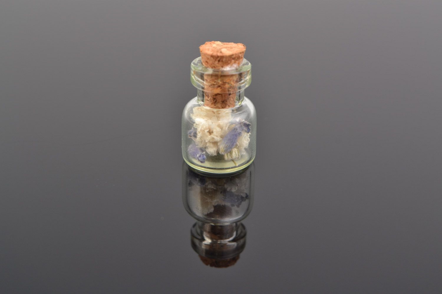 Colgante artesanal con forma de bote de cristal con gypsophila y alhucema dentro foto 3