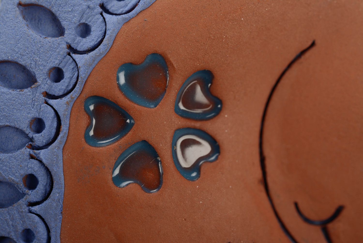 Глиняная лошадка с голубыми сердечками фото 4
