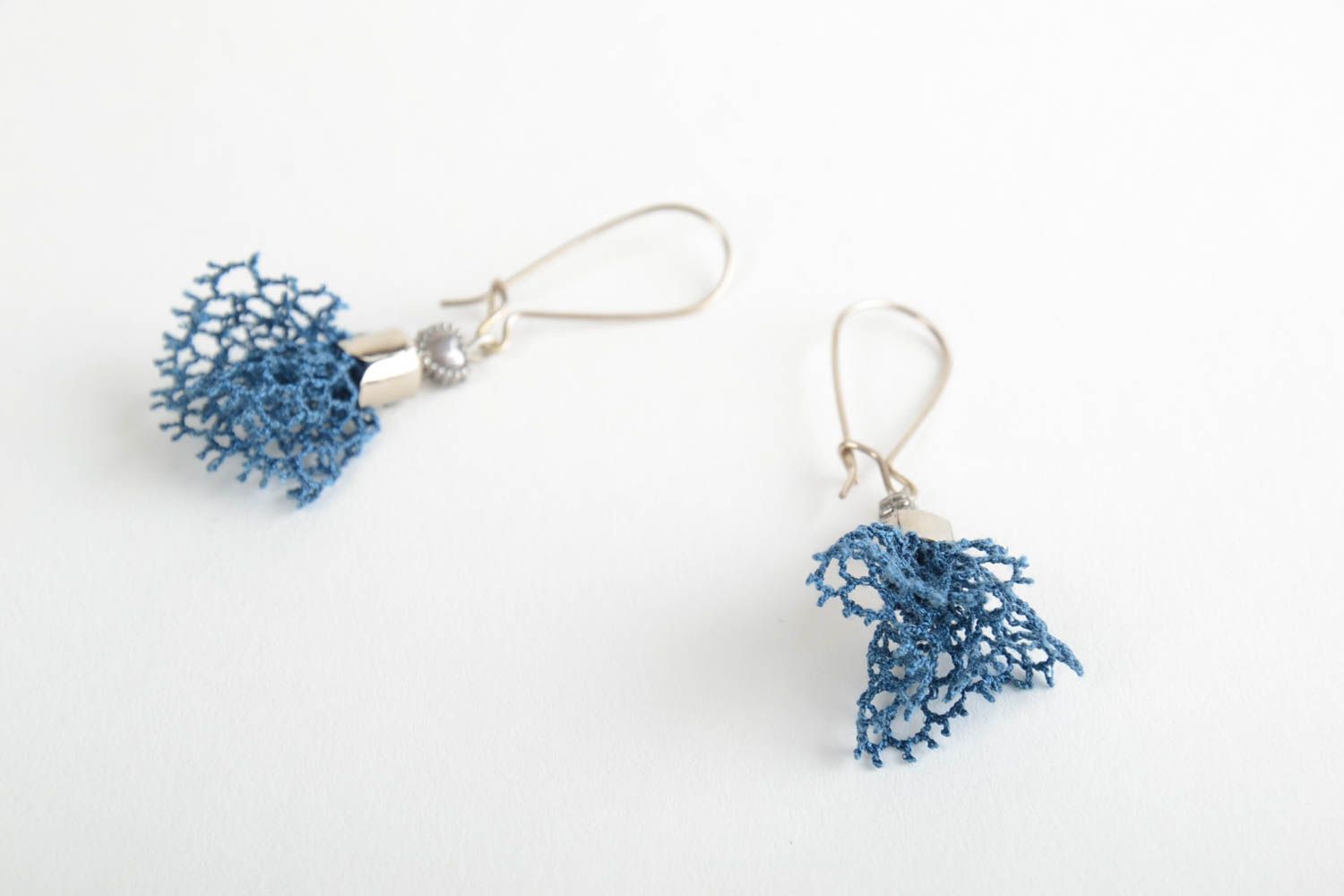 Schöne künstlerische blaue Ohrringe aus Spitze Handarbeit feines Accessoire foto 4