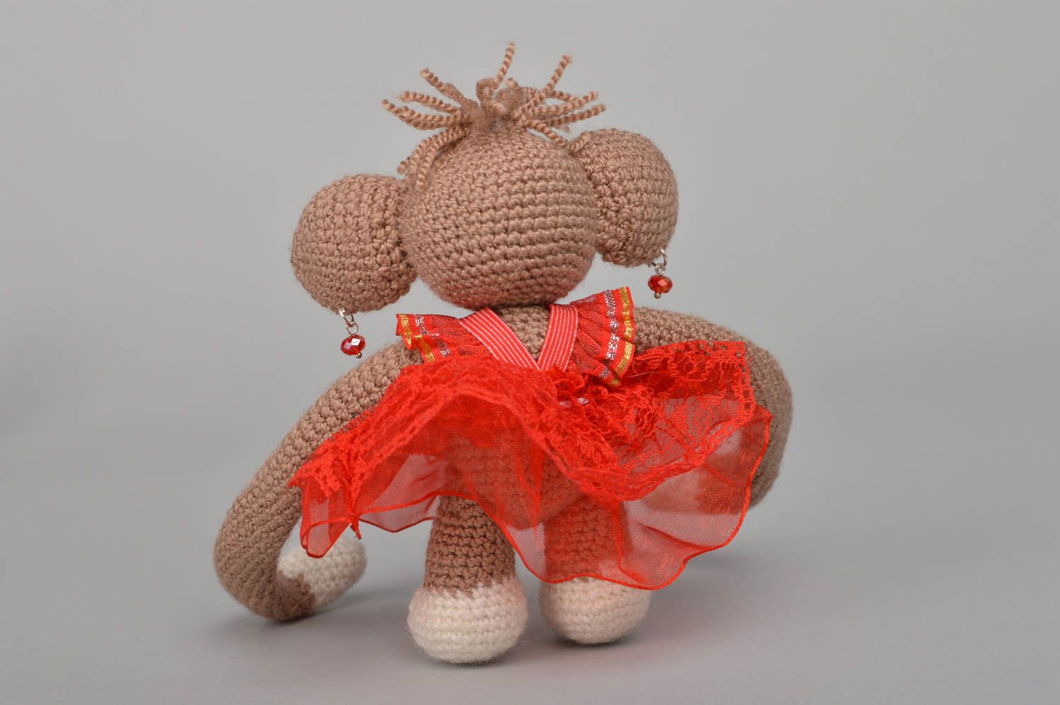 Jouet tricoté singe en robe rouge fait main décoration maison original photo 2