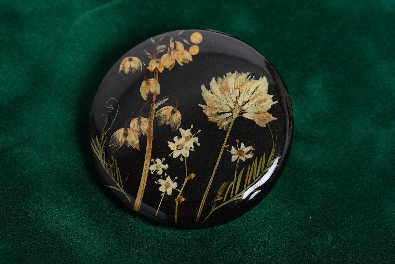 Черная брошь с цветами в эпоксидной смоле ручной работы изящная красивая фото 3