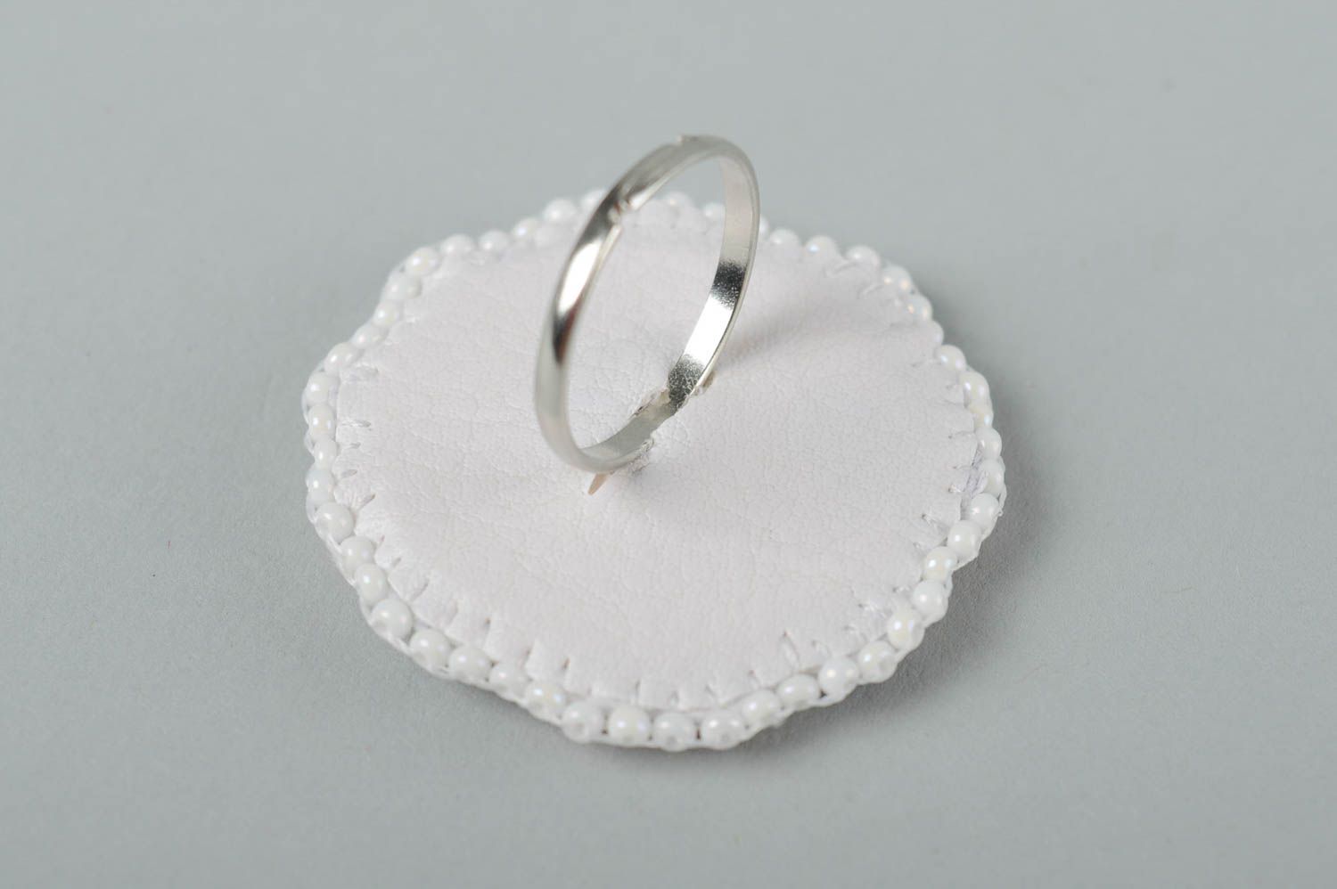 Кольцо ручной работы кольцо из бисера вышитое стильное украшение из бисера фото 4