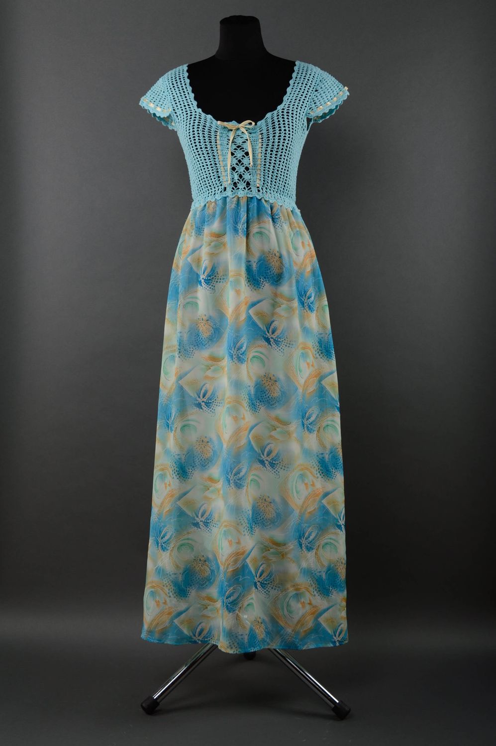 Длинное вязаное платье ручной работы голубое фото 1