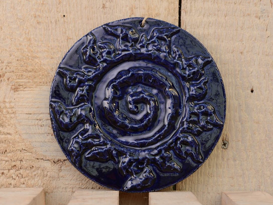 Prato -talismã redondo de argila feito à mão para decoração do interior em estilo étnico Spiral-sol foto 1