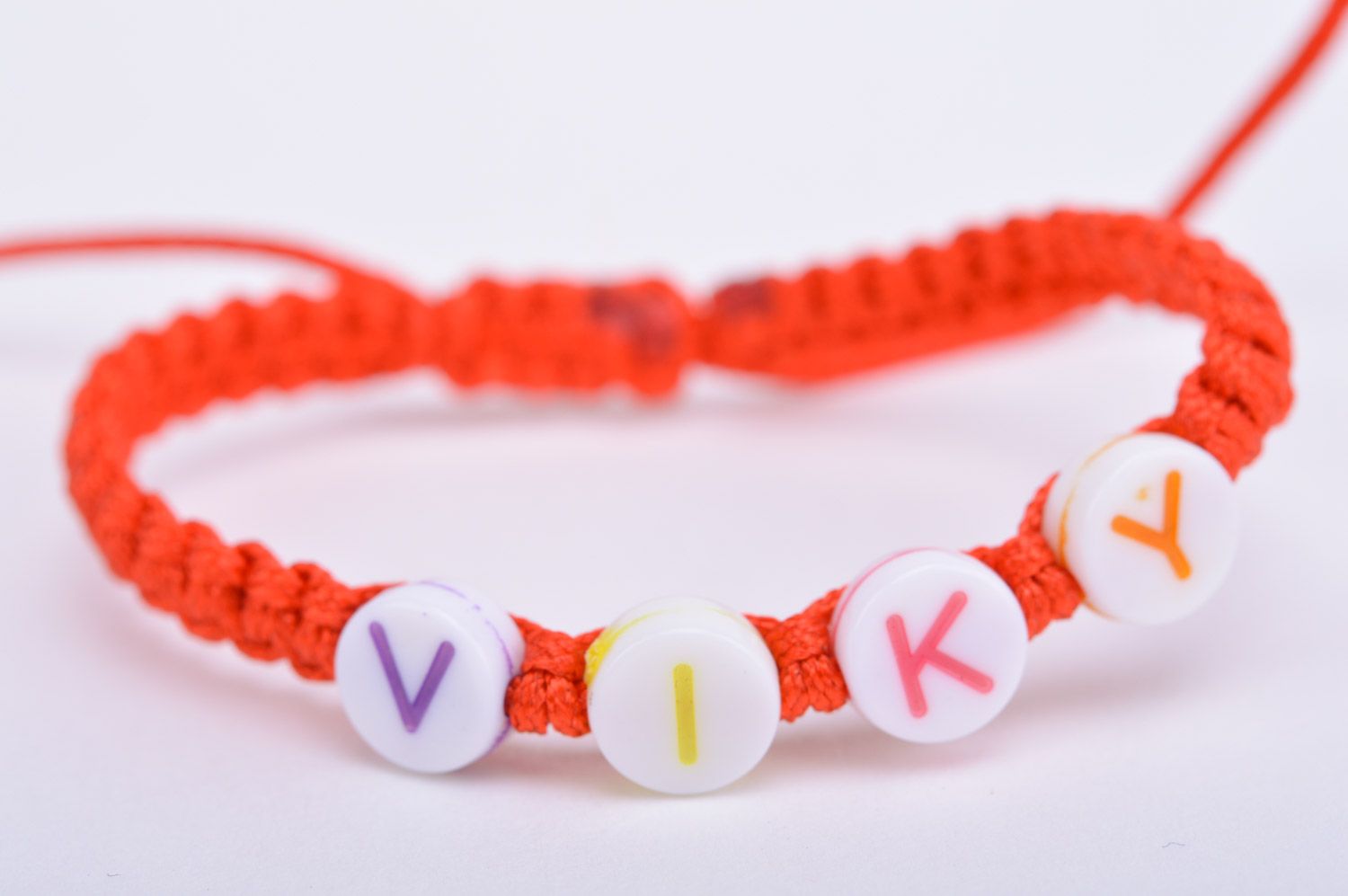 Bracelet fait main tressé en fils rouges fin avec prénom Viky bijou pour femme photo 1