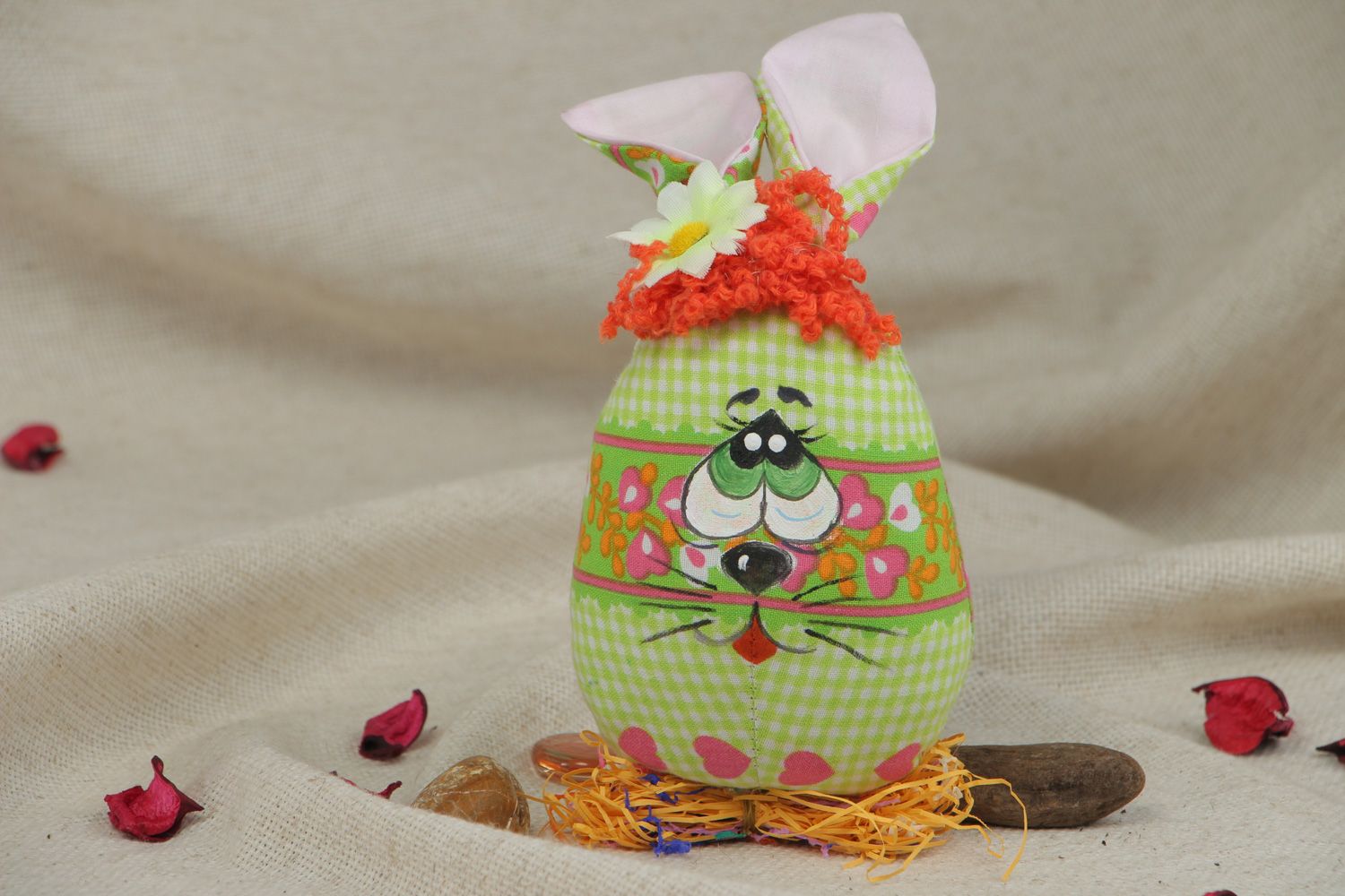 Poupée en tissu Lapin de Pâques faite main décoration originale pour fête photo 5