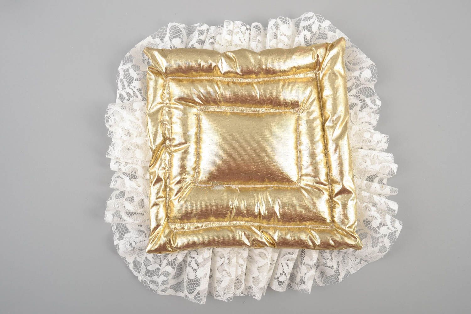Свадебная подушечка для колец мягкая с гипюром ручной работы цвета шампанского фото 3