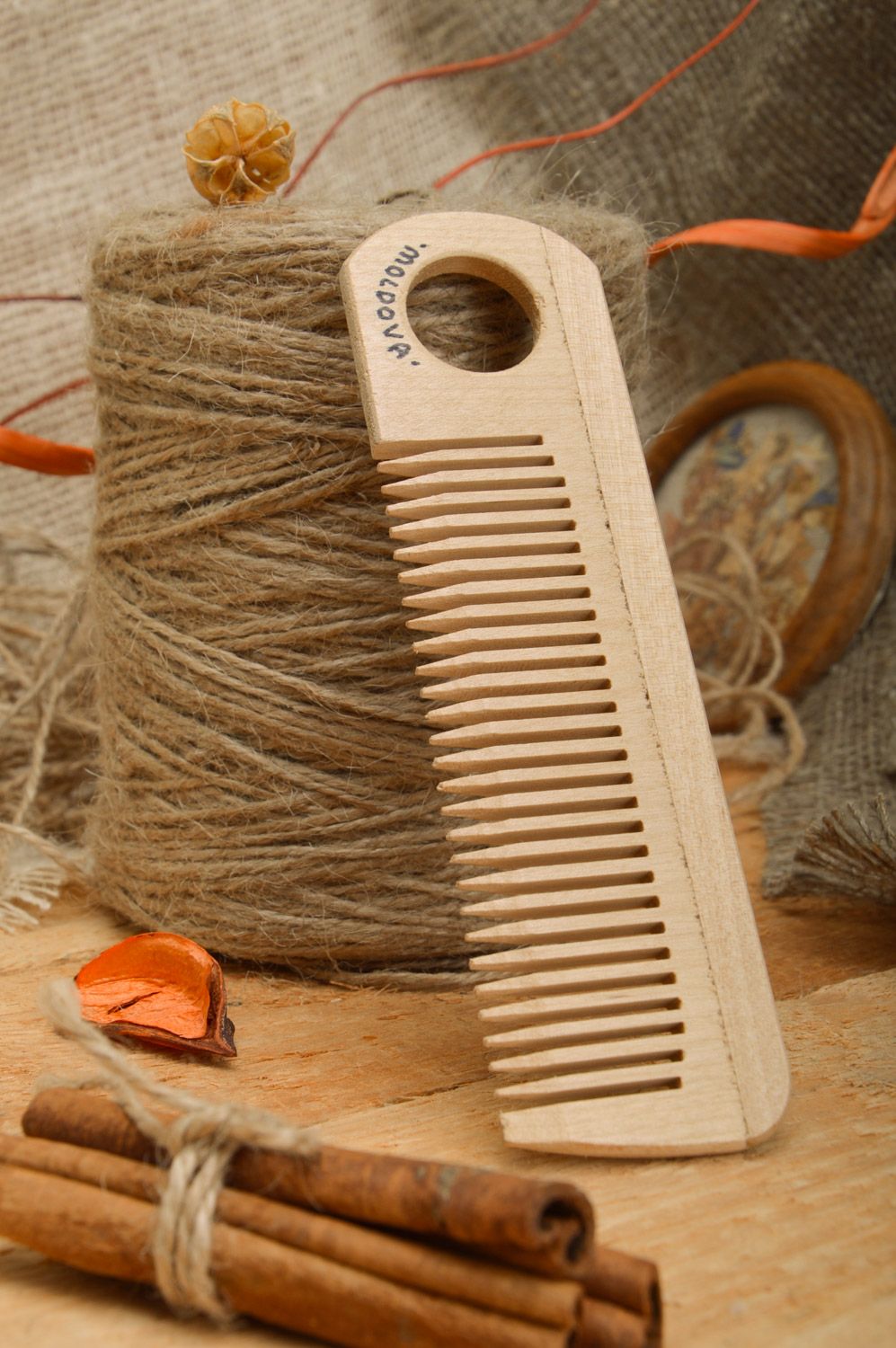 Peine de madera para el pelo artesanal ecológicamente limpio para hombres y mujeres foto 1