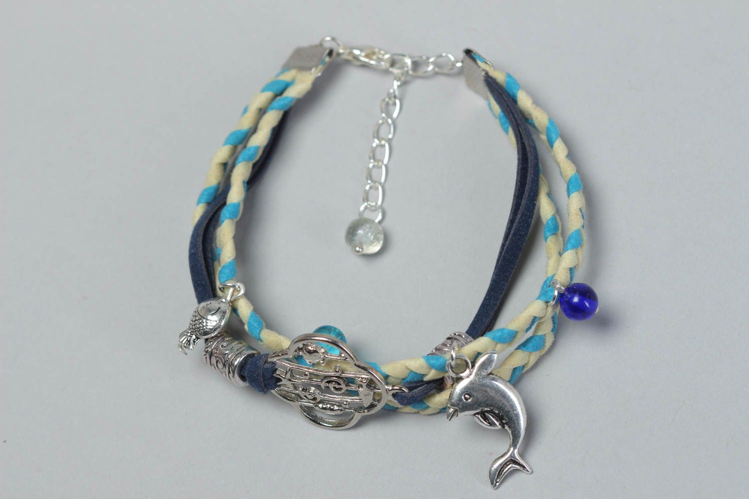 Bracelet en cuir tressé fin bleu avec breloques métalliques fait main original photo 2