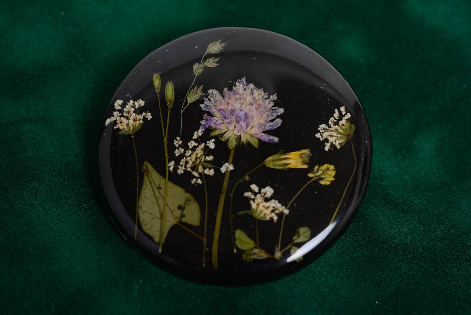 Broche en pâte polymère ronde noire avec fleurs séchées originale faite main photo 3