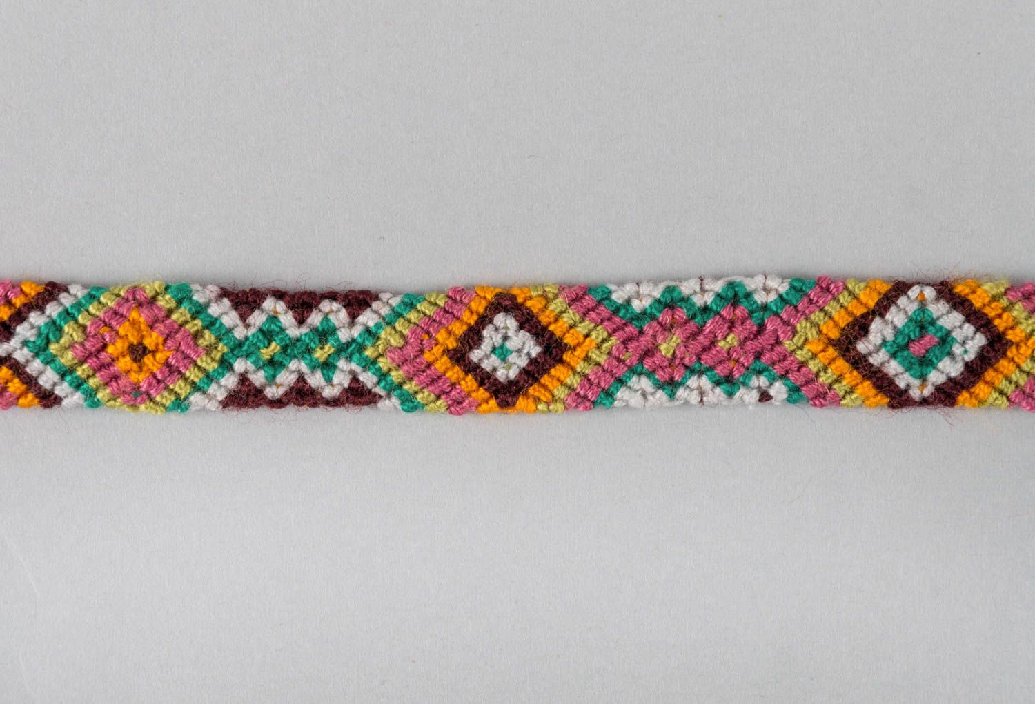 Нитяной браслет фенечка с орнаментом плетеный из мулине ручной работы фото 3