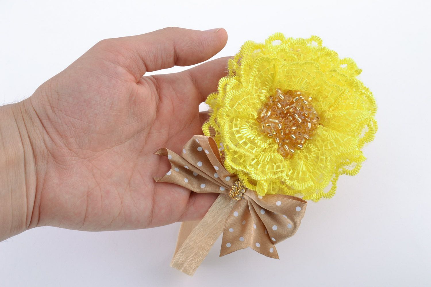 Banda para el cabello artesanal con flor de cintas de raso amarilla  foto 3