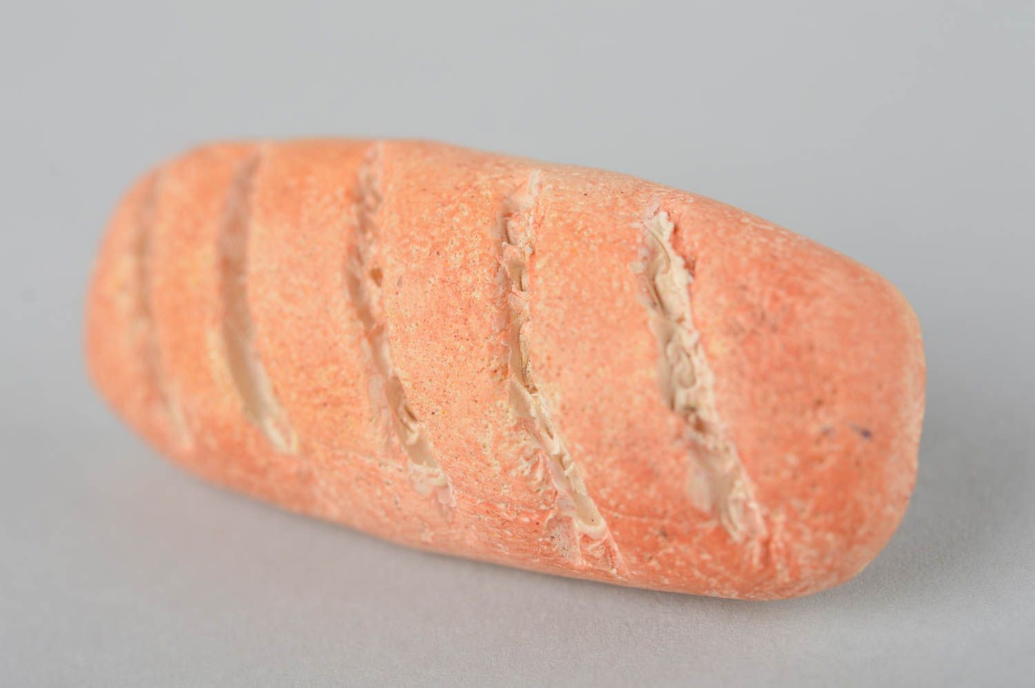 Broche originale faite main Accessoire femme pain en pâte polymère Petit cadeau photo 3