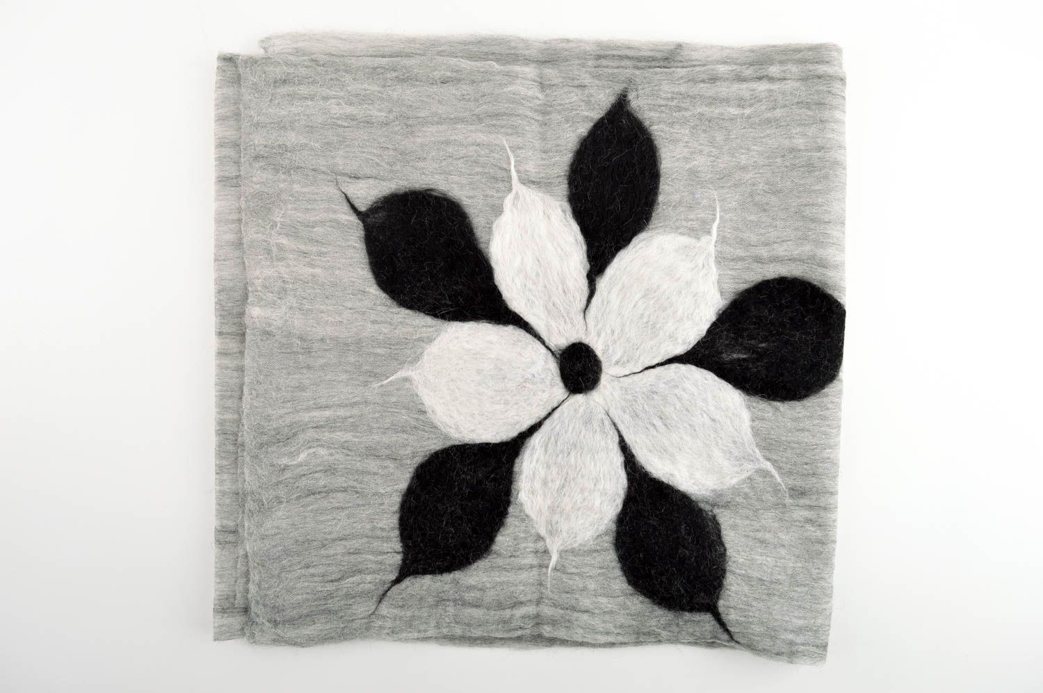 Handmade gefilzter Schal Frauen Accessoire warmer Schal aus Wolle mit Blume foto 3
