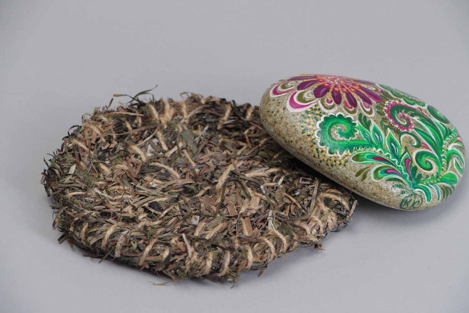 Камешек с росписью на морских водорослях небольшой для декора ручная работа фото 3