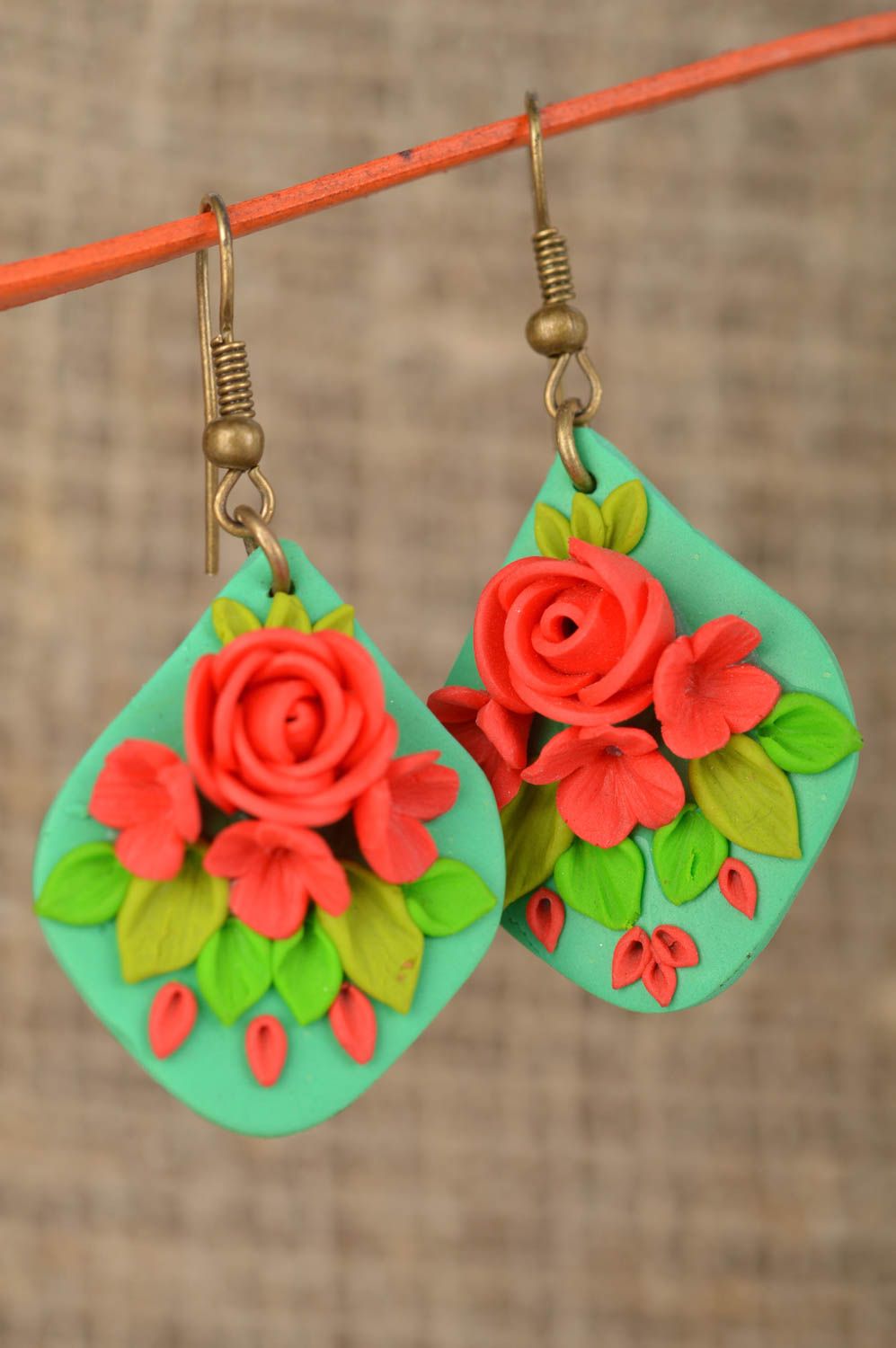 Boucles d'oreilles pendantes vertes avec roses rouges pâte polymère faites main photo 1