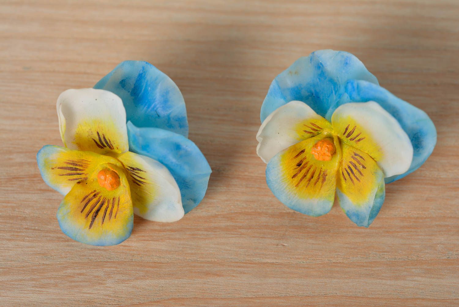 Boucles d'oreilles en pâte polymère faites main originales en forme de fleurs photo 1