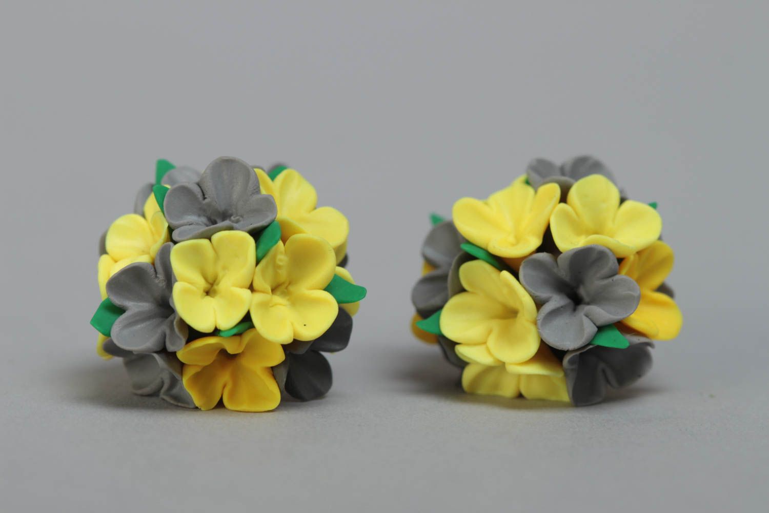 Boucles d'oreilles fleurs en pâte polymère faites main gris-jaune boules photo 3