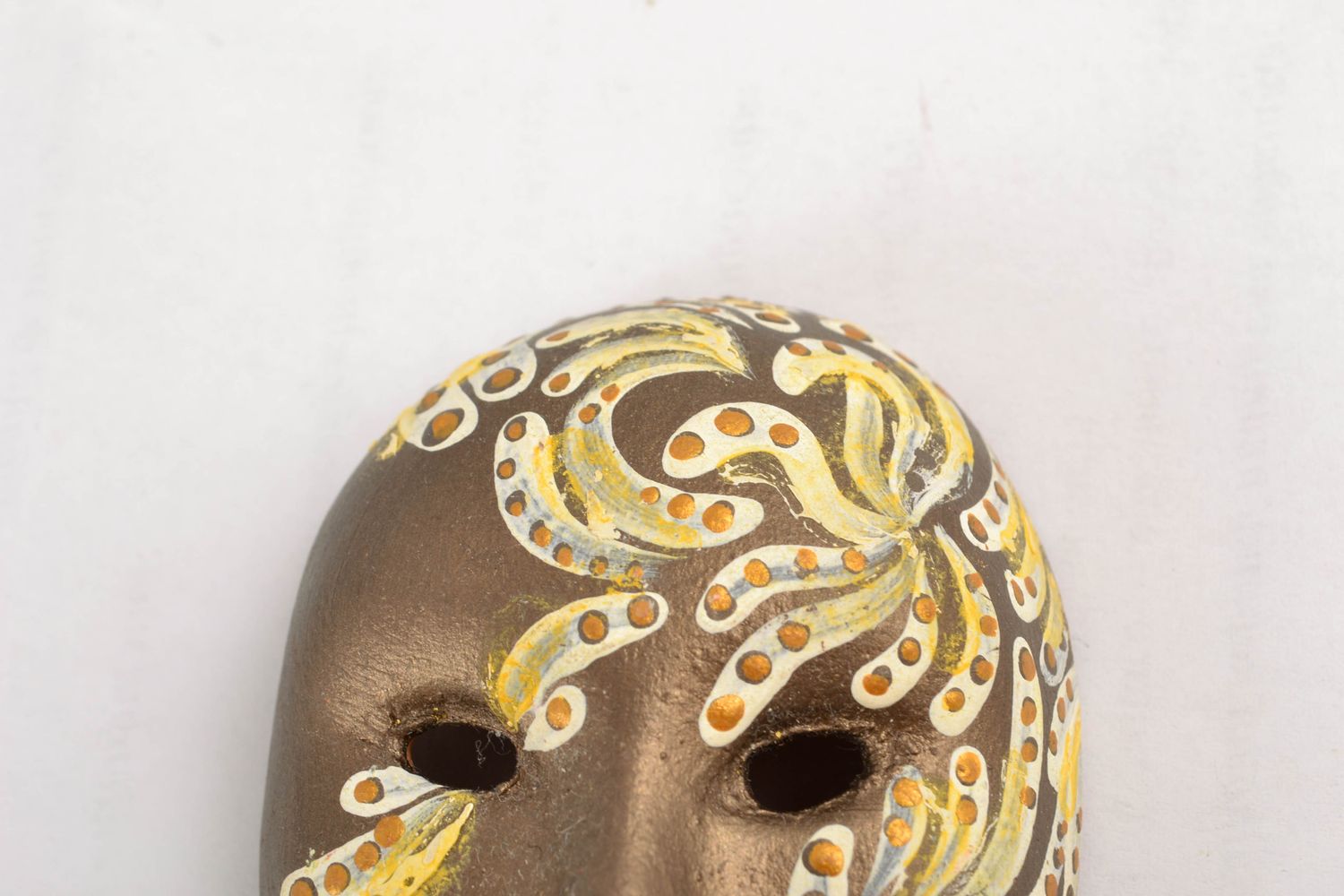 Глиняный магнит на холодильник в виде венецианской маски фото 4