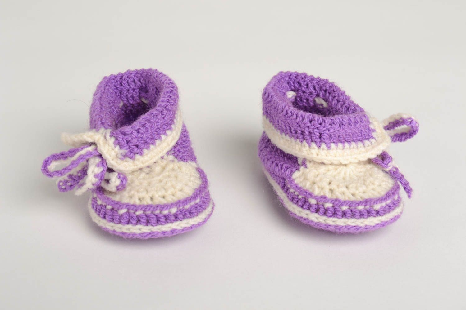 Chaussons bébé fait main en mi-laine au crochet blanc-mauve Chaussures bébé photo 2