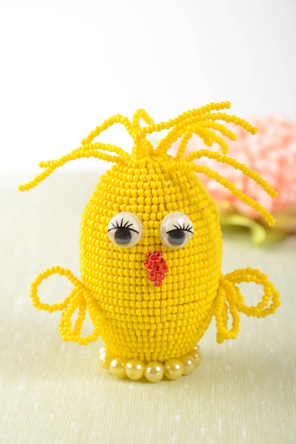 Декоративное яйцо из бисера в виде цыпленка желтое яркое небольшое ручной работы фото 1