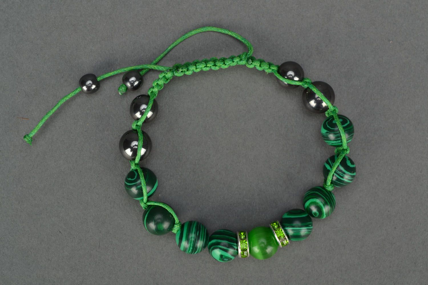 Зеленый браслет из бусин  фото 2