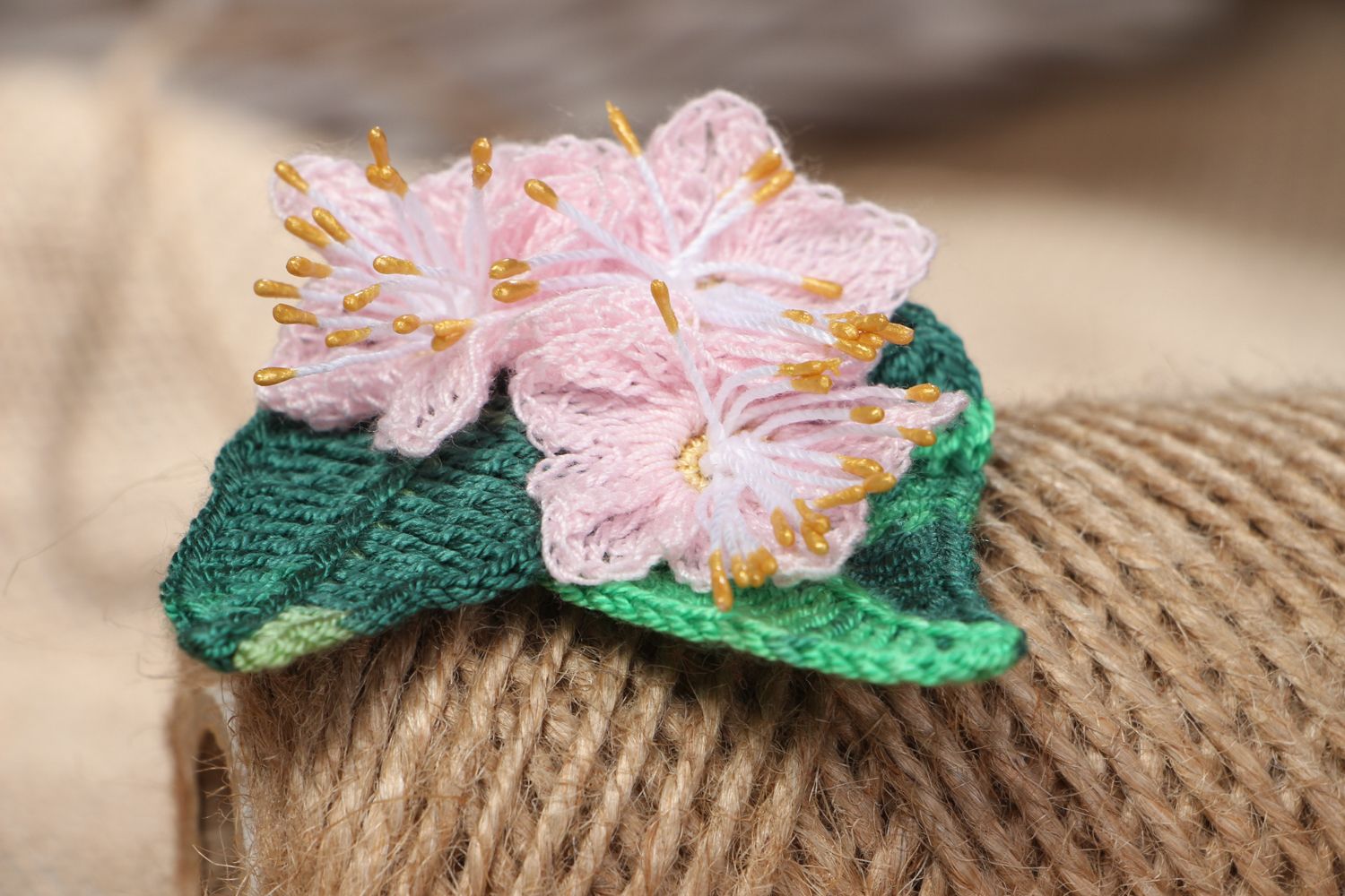 Broche tricotée à la main de fils Fleurs de pommier photo 5