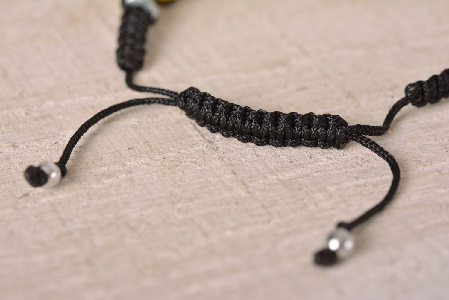 Плетеный браслет ручной работы украшение в технике макраме браслет из ниток фото 4
